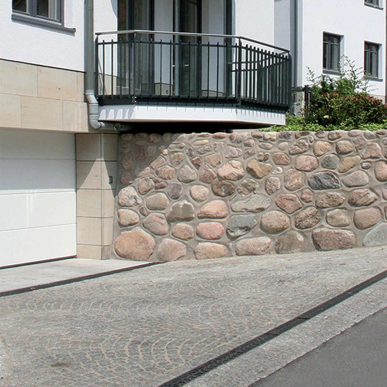 ACO HexDrain B125 Channel With Composite Heelguard Gratings - Image 4